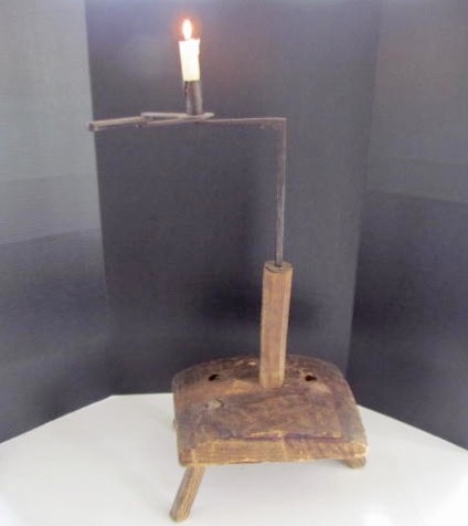18th. century Retractable Floor Candle light–wooden base